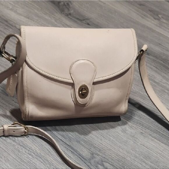 Coach Handbags - RARE Vintage Ivory Coach Devon Leather Turnlock Crossbody Bag